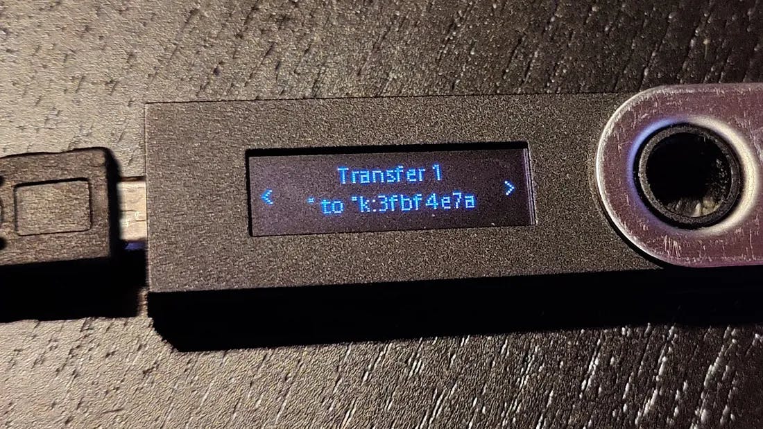 Ledger Nano S showing the transfer recipient starting with k:3fbf…